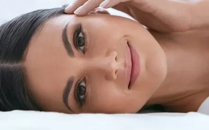 Mujer con la piel del rostro luminosa e hidratada