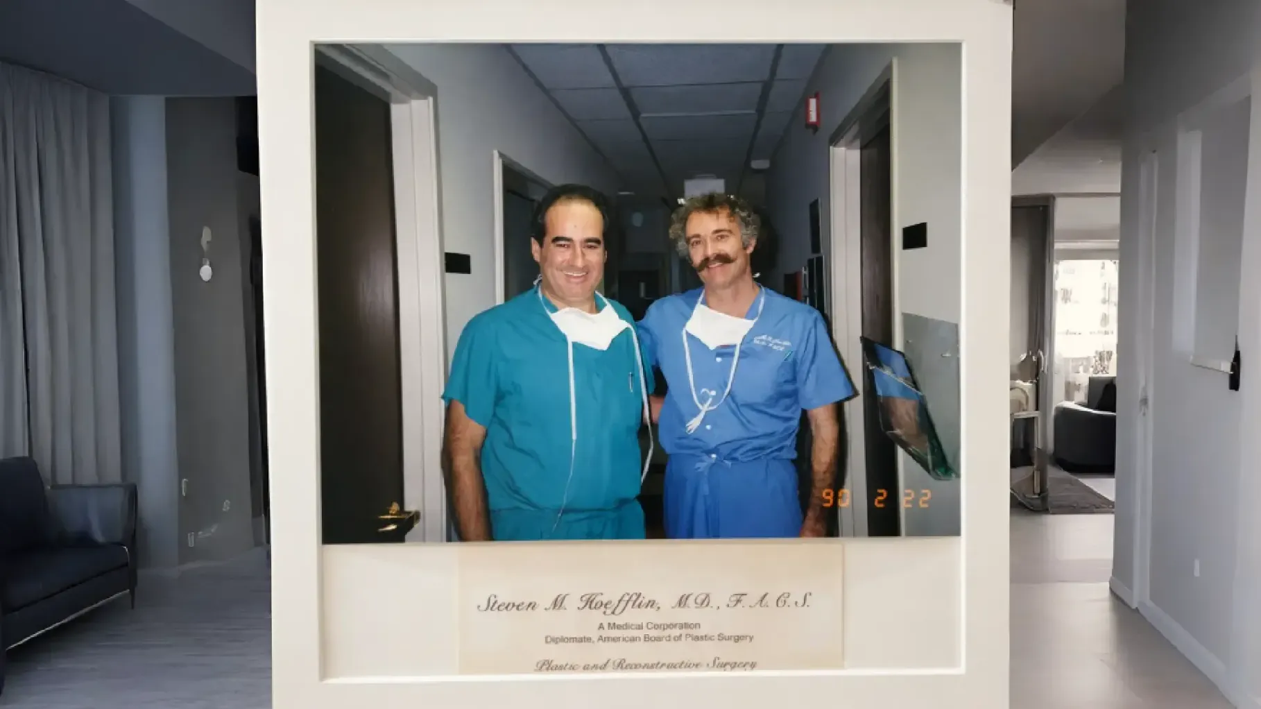 Dr. de Benito junto a Steven Hoefflin en su clínica de Santa Mónica