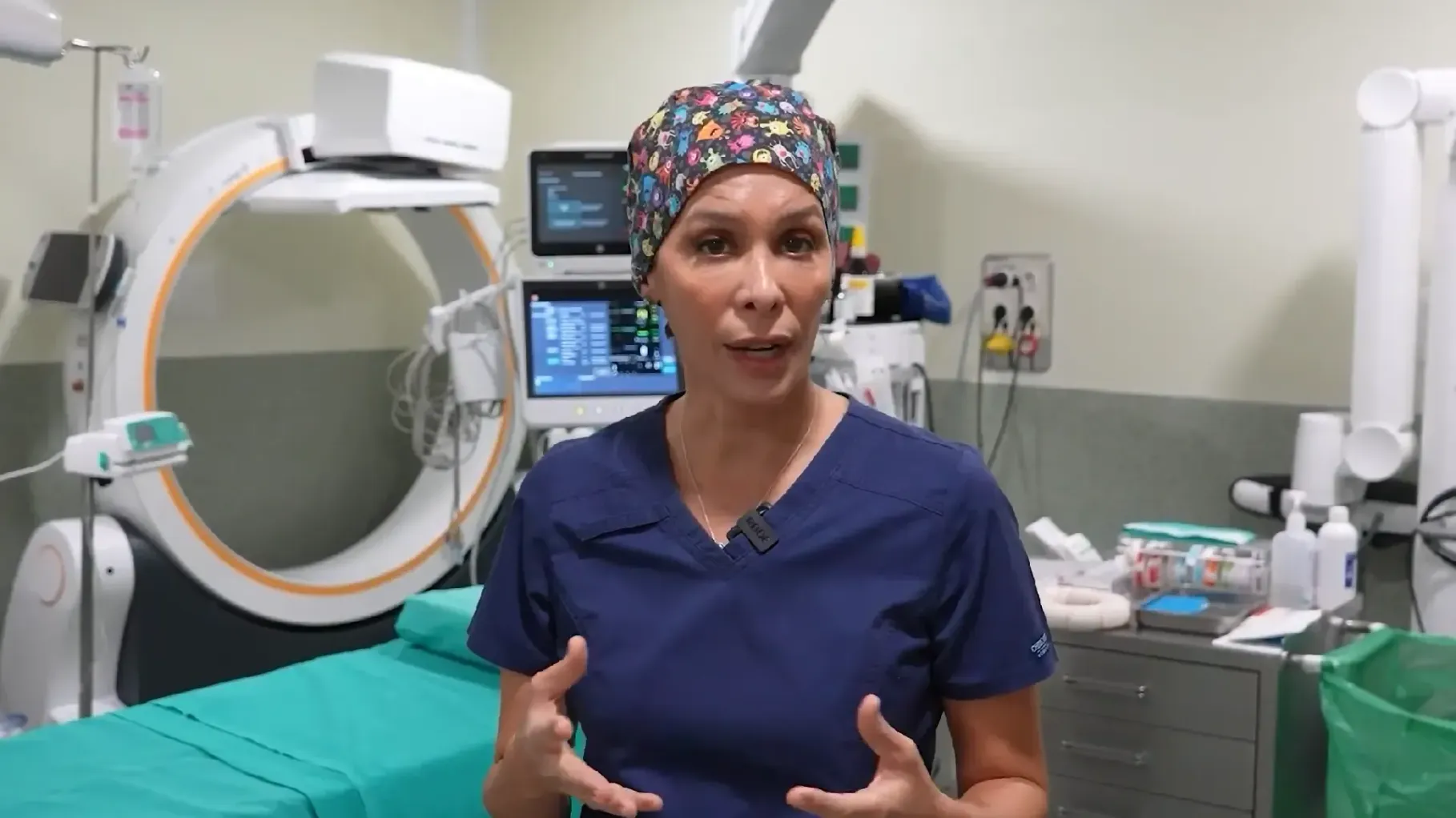 La doctora Villanueva en quirofano antes de realizar un aumento mamario de 350cc