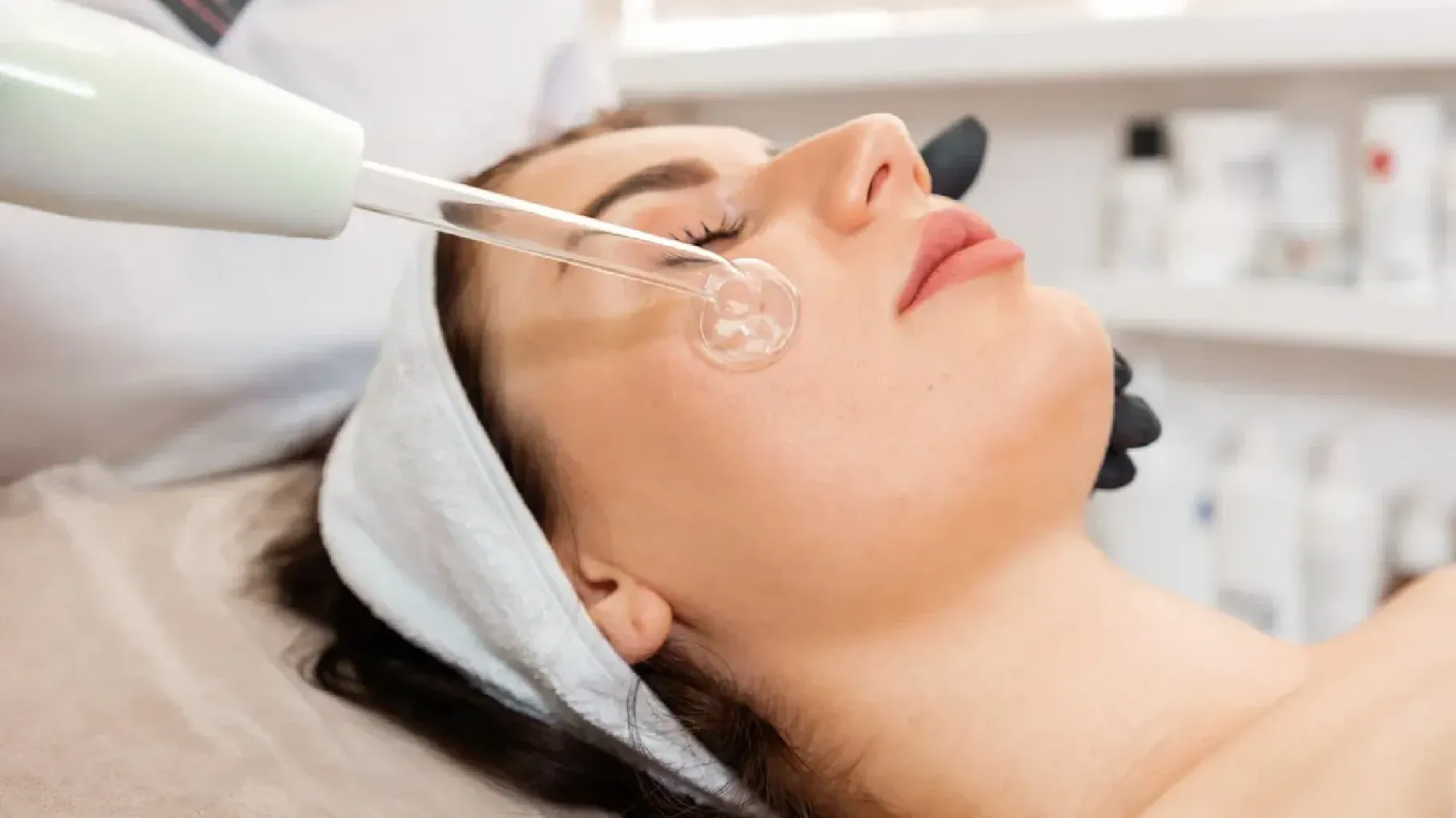 Tratamiento facial en cabina con un aplicador sobre la piel
