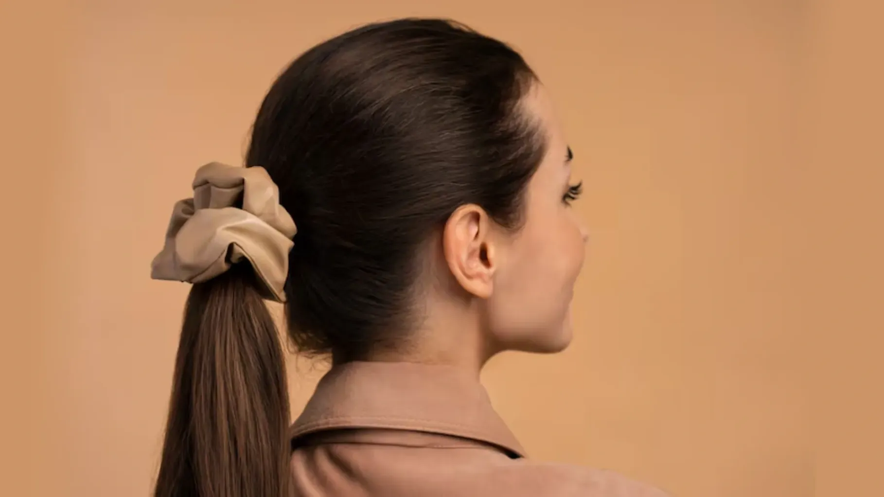 Mujer de perfil con coleta que deja ver la oreja