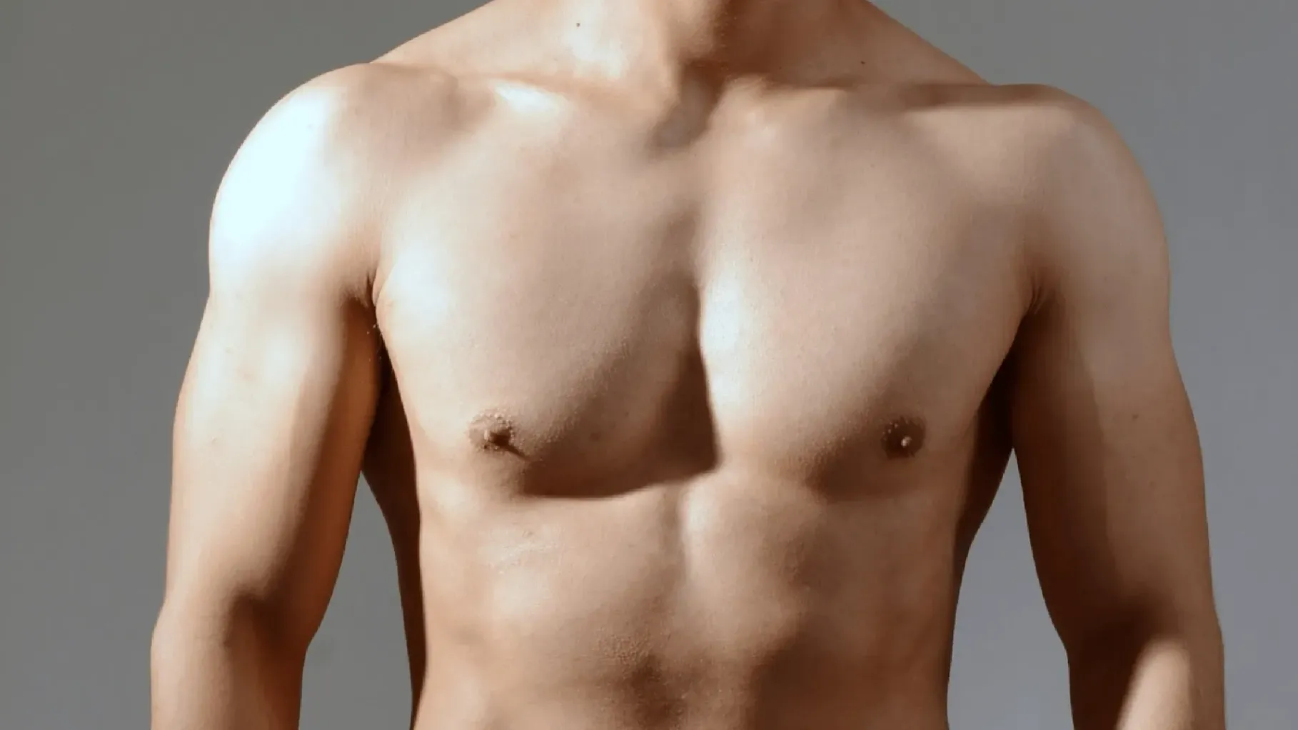 Torso masculino con exceso de tejido en el pecho