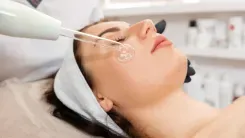 Tratamiento facial en cabina con un aplicador sobre la piel