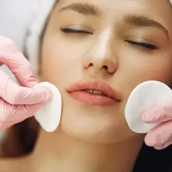 Limpieza facial antes de glossy