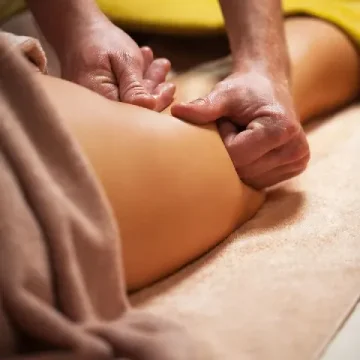 Masaje en piernas para quitar celulitis