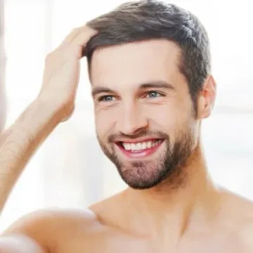 hombre feliz con mesoterapia