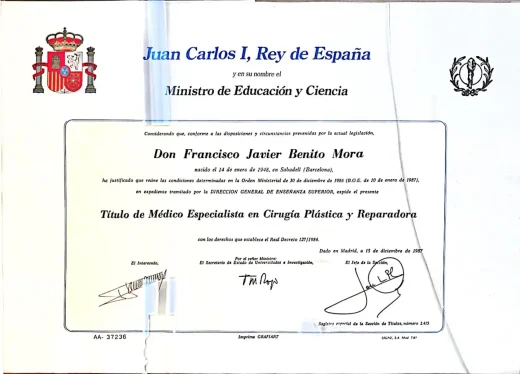 ste es el Título Oficial de Médico Especialista original del Dr. Francisco Javier Benito Mora