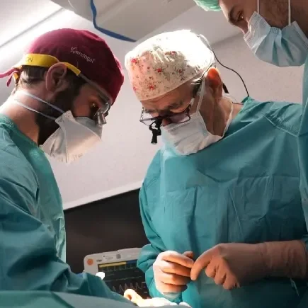 El Dr. Javier de Benito operando