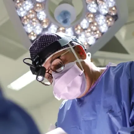 El Dr. Orestes Fernández operando